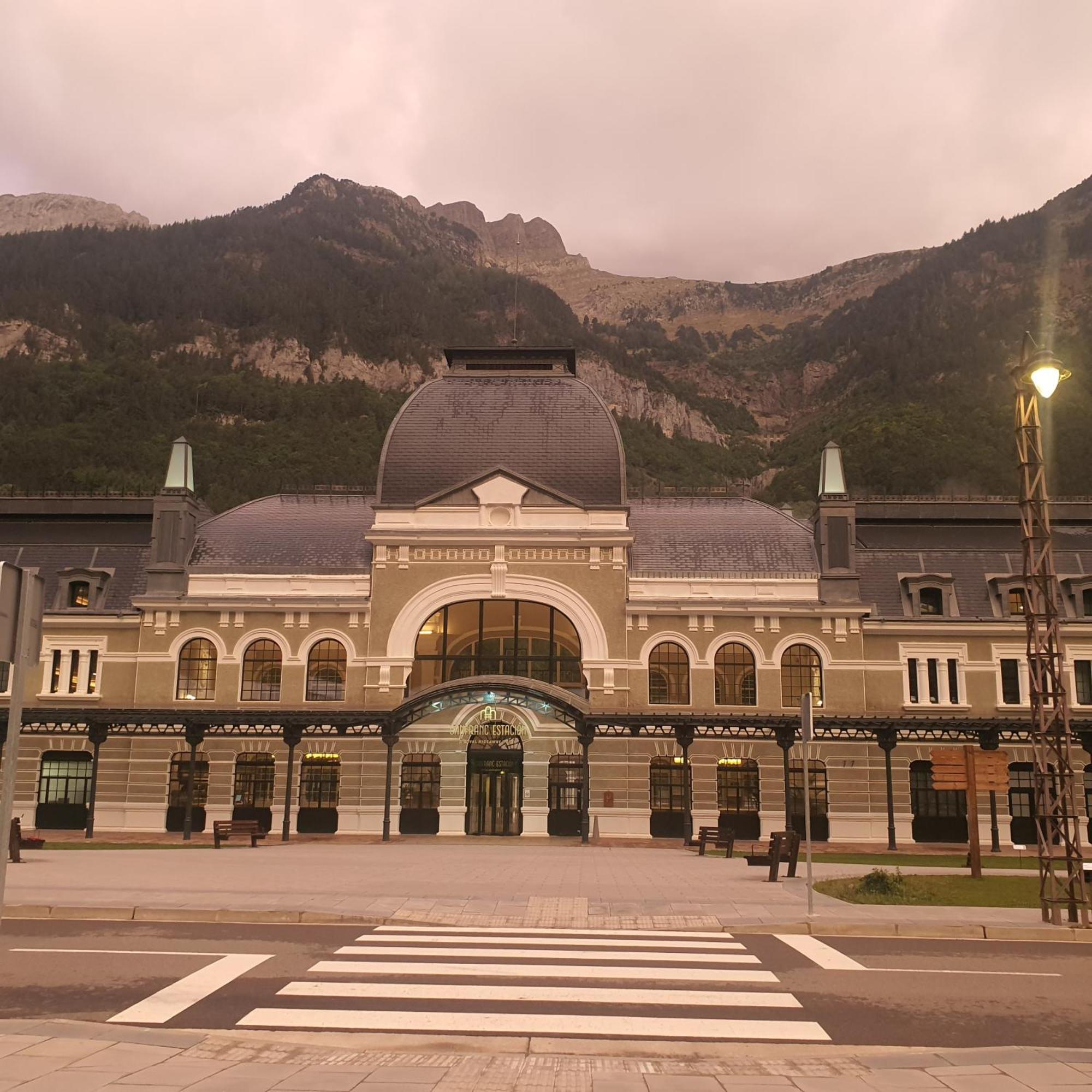 The Family Bienvenidos A Canfranc Exterior photo